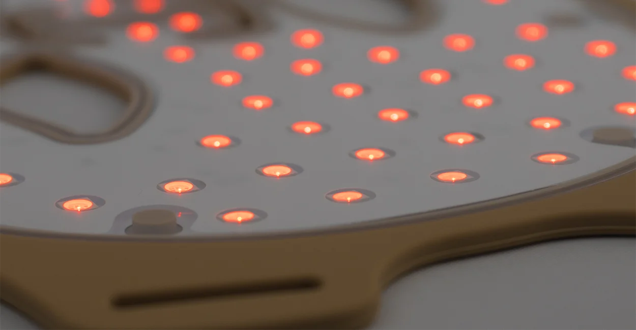 FR: Masque de luminothérapie LED LUMI : vue intérieure montrant la qualité des diodes à lumière rouge allumées - BEAUX Paris
ENG: LUMI LED light therapy mask inside showing quality of red light diodes glowing - BEAUX Paris