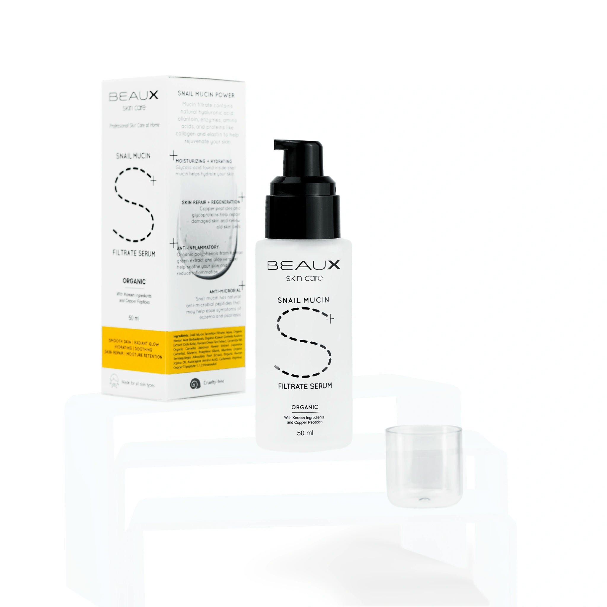 FR: Une bouteille en verre de SNAIL+, un sérum à base de filtrat de mucine d'escargot. À côté se trouvent l'emballage d'origine en carton et le capuchon de protection en plastique. - BEAUX Paris
ENG: A single glass bottle of SNAIL+, a snail mucin filtrate serum. Beside it stands the original carton package and the plastic protective cap. - BEAUX Paris