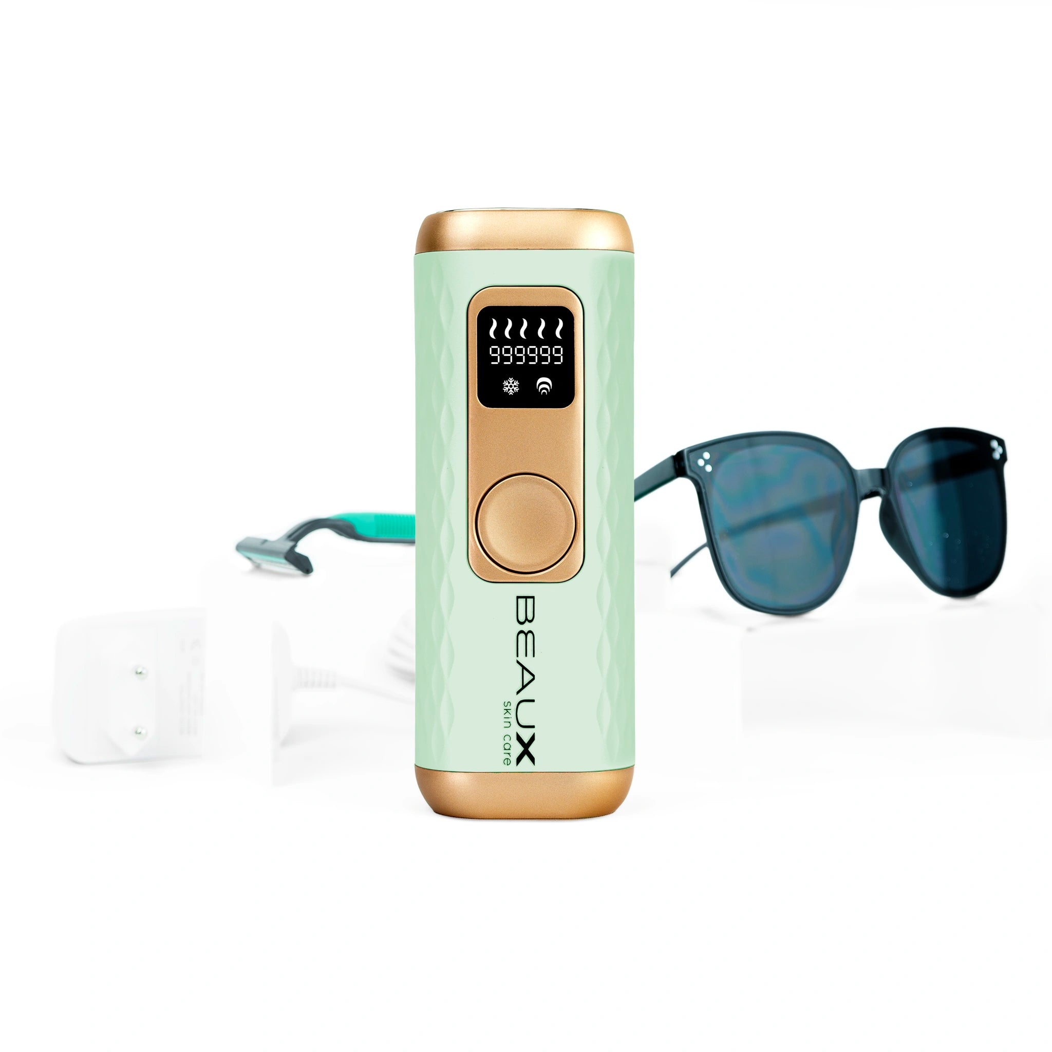 FR: Appareil FLASH IPL de couleur pistache, présenté sur son socle, avec lunettes de protection, rasoir et bloc d'alimentation mural inclus
ENG: FLASH IPL device in pistachio color standing showing included sunglasses, shaving razor, and wall electric block