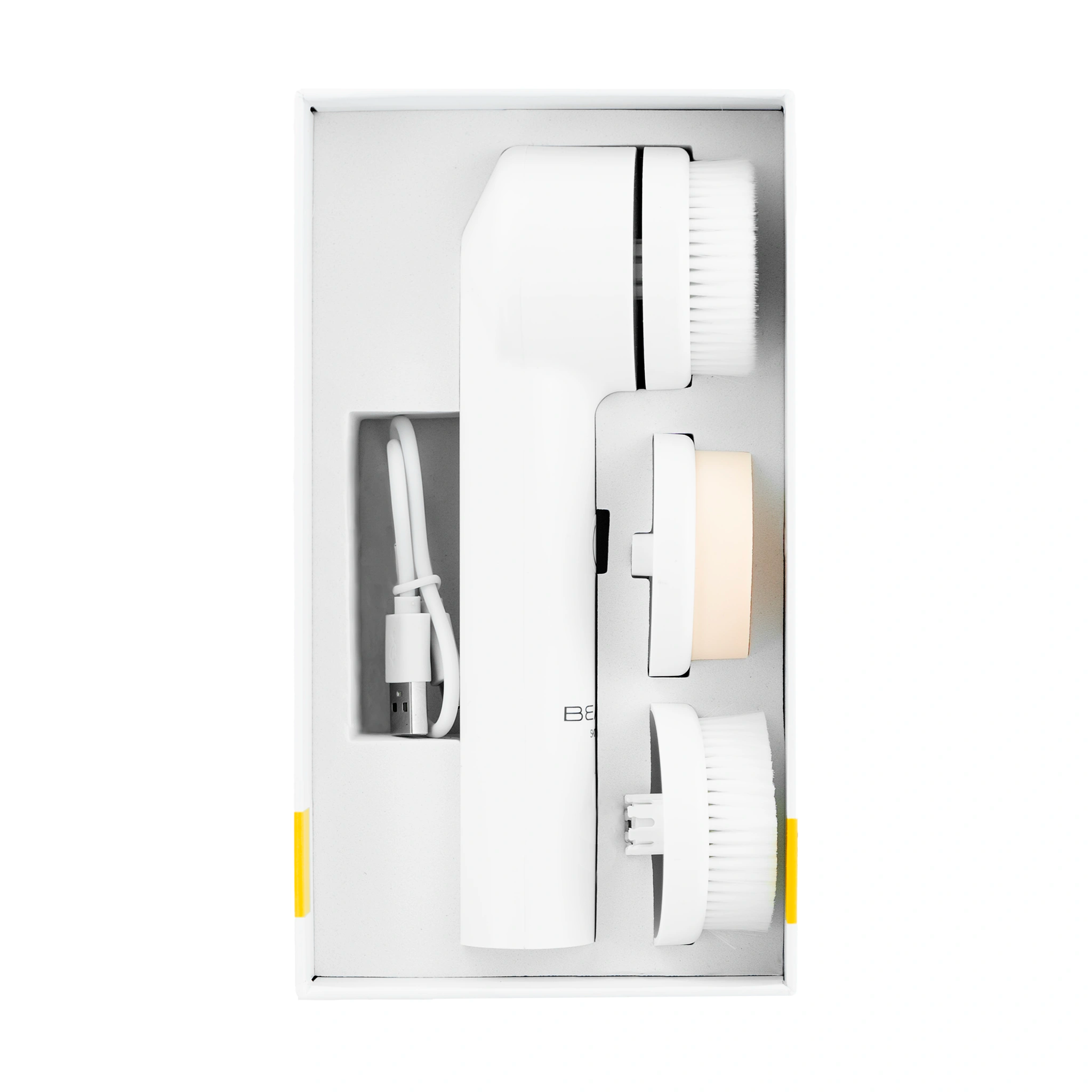 Brosse nettoyante pour le visage NESSIE en plastique ABS blanc, dotée de pulsations soniques et de têtes rotatives blanches, présentée dans son emballage d'origine en carton doublé de mousse souple, permettant de voir le contenu de la boîte qui comprend l'appareil, une tête de démaquillage, deux têtes à poils souples et un câble de recharge
NESSIE white ABS plastic facial cleansing brush and spinning heads in white, inside original carton packaging and soft foam lining, showing contents of box. BEAUX Paris