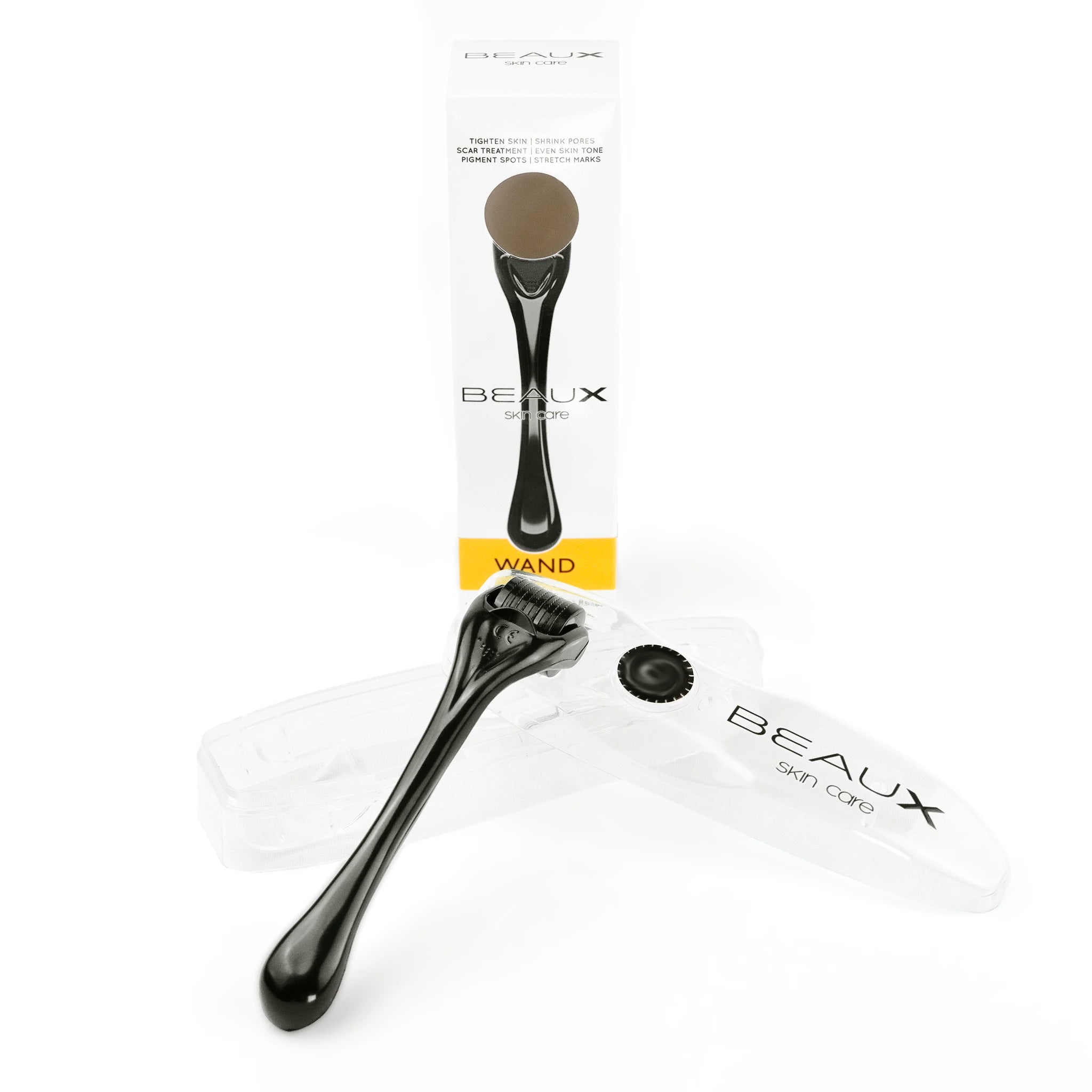 FR: Appareil de micro-aiguillage WAND de couleur blanche, posé sur un étui de protection en plastique, avec une boîte en carton en arrière-plan, mettant en valeur la qualité de l'emballage - BEAUX Paris
ENG: WAND microneedling dermal rolling device in white color leaning on protecting plastic case with carton box in background, showing quality of package - BEAUX Paris