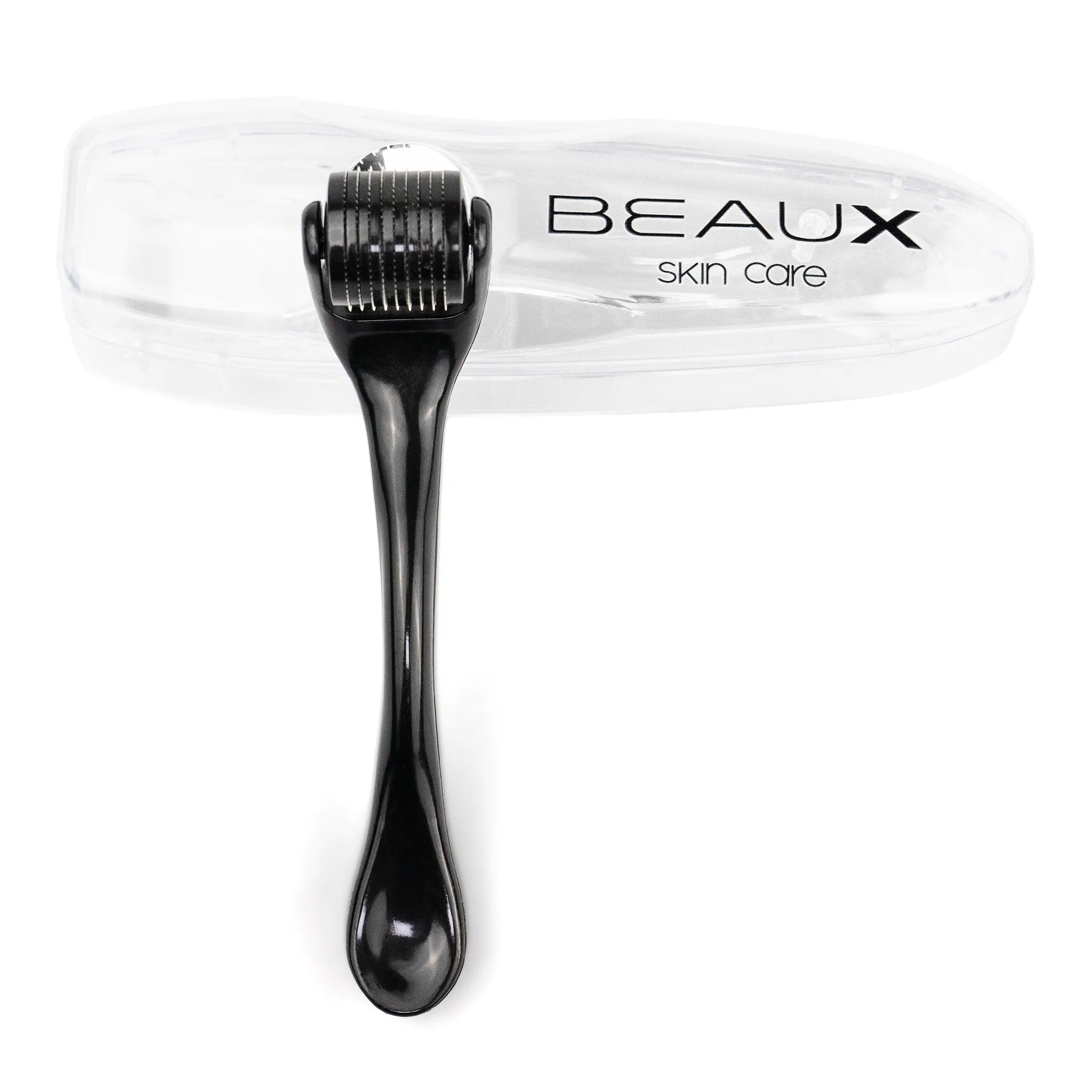 FR: Appareil de micro-aiguillage WAND de couleur blanche, posé sur un étui de protection en plastique qui témoigne de la qualité de l'appareil - BEAUX Paris
ENG: WAND microneedling dermal rolling device in white color leaning on protecting plastic case showing quality of device - BEAUX Paris