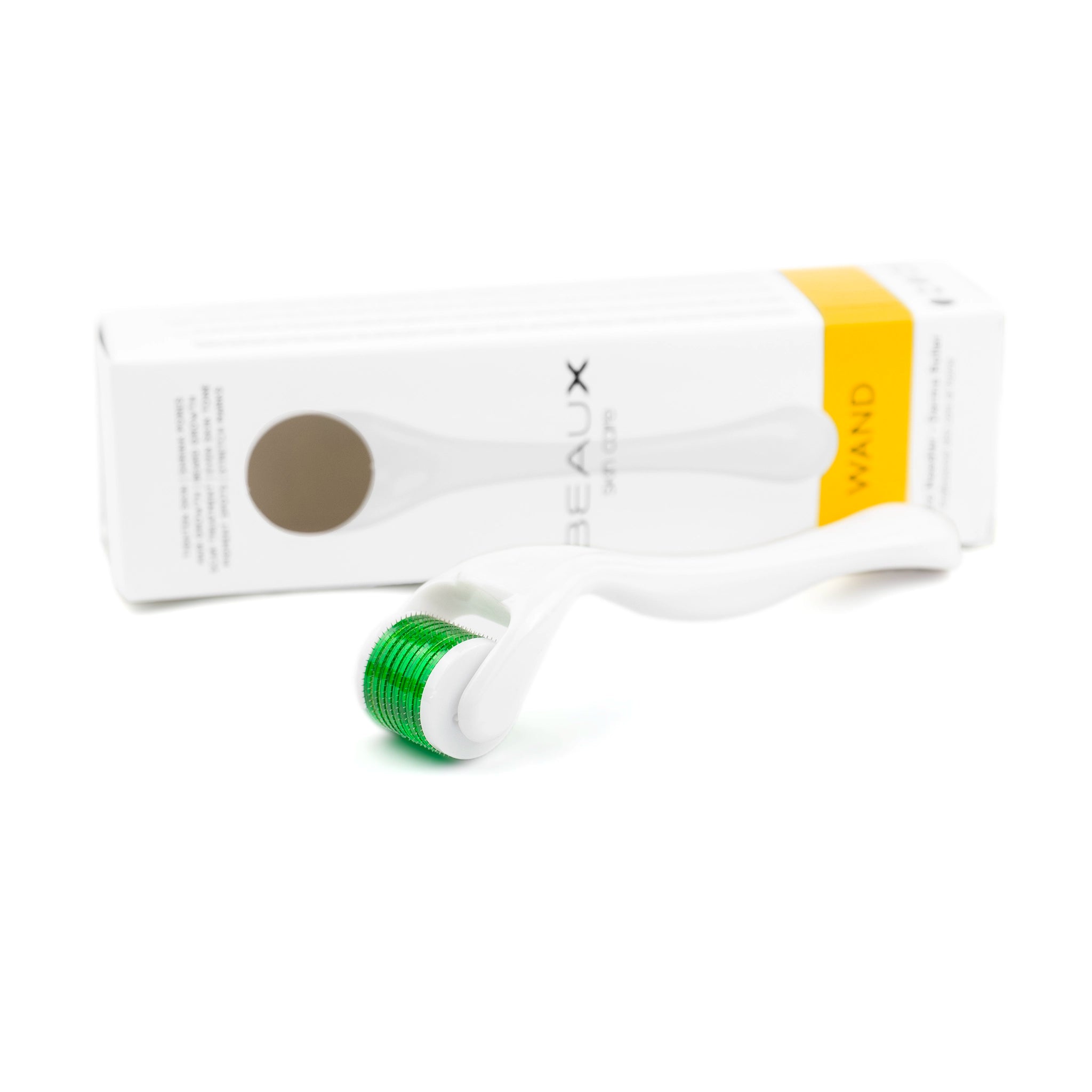 FR: Appareil de micro-aiguillage WAND, couleur blanche, présenté près d'un carton illustrant la qualité du produit - BEAUX Paris
ENG: WAND microneedling dermal rolling device in white color near carton box showing quality of product - BEAUX Paris