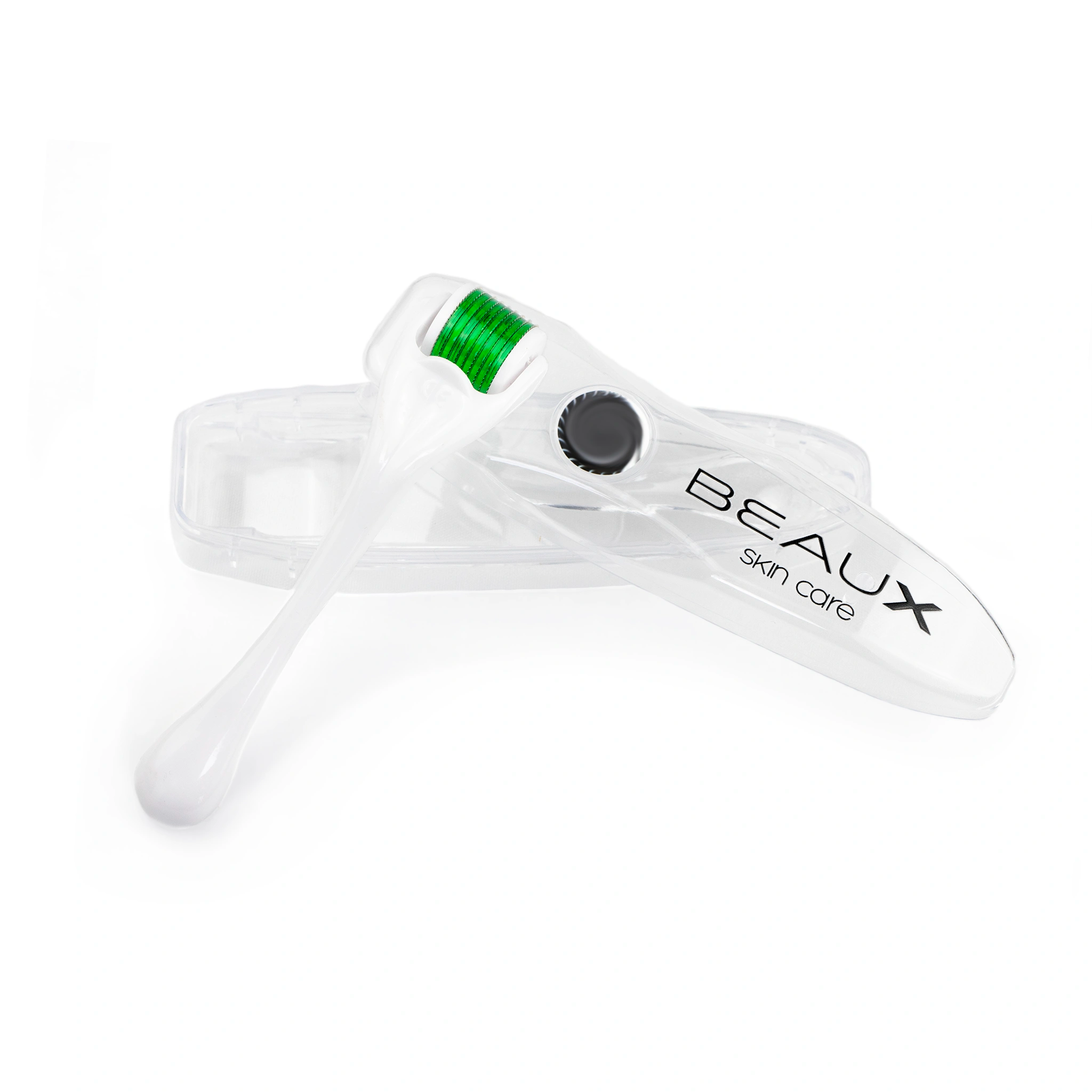 FR: Appareil de micro-aiguillage WAND de couleur blanche, posé sur un étui de protection en plastique qui témoigne de la qualité de l'emballage - BEAUX Paris
ENG: WAND microneedling dermal rolling device in white color leaning on protecting plastic case showing quality of package - BEAUX Paris