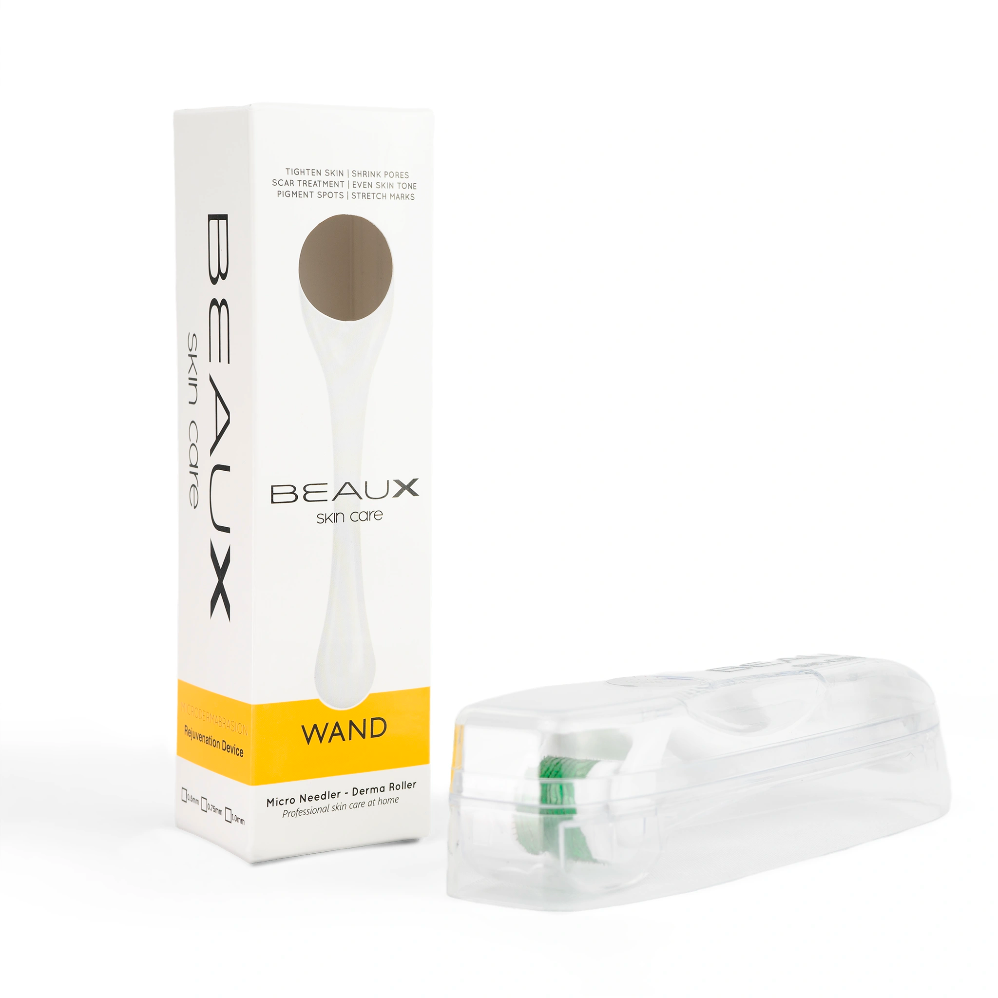FR: Appareil de micro-aiguillage WAND avec rouleau dermique, de couleur blanche, dans un étui de protection en plastique, à côté du carton d'emballage, illustrant la qualité de l'emballage - BEAUX Paris
ENG: WAND microneedling dermal rolling device in white inside protecting plastic case, next to carton box, showing quality of package - BEAUX Paris