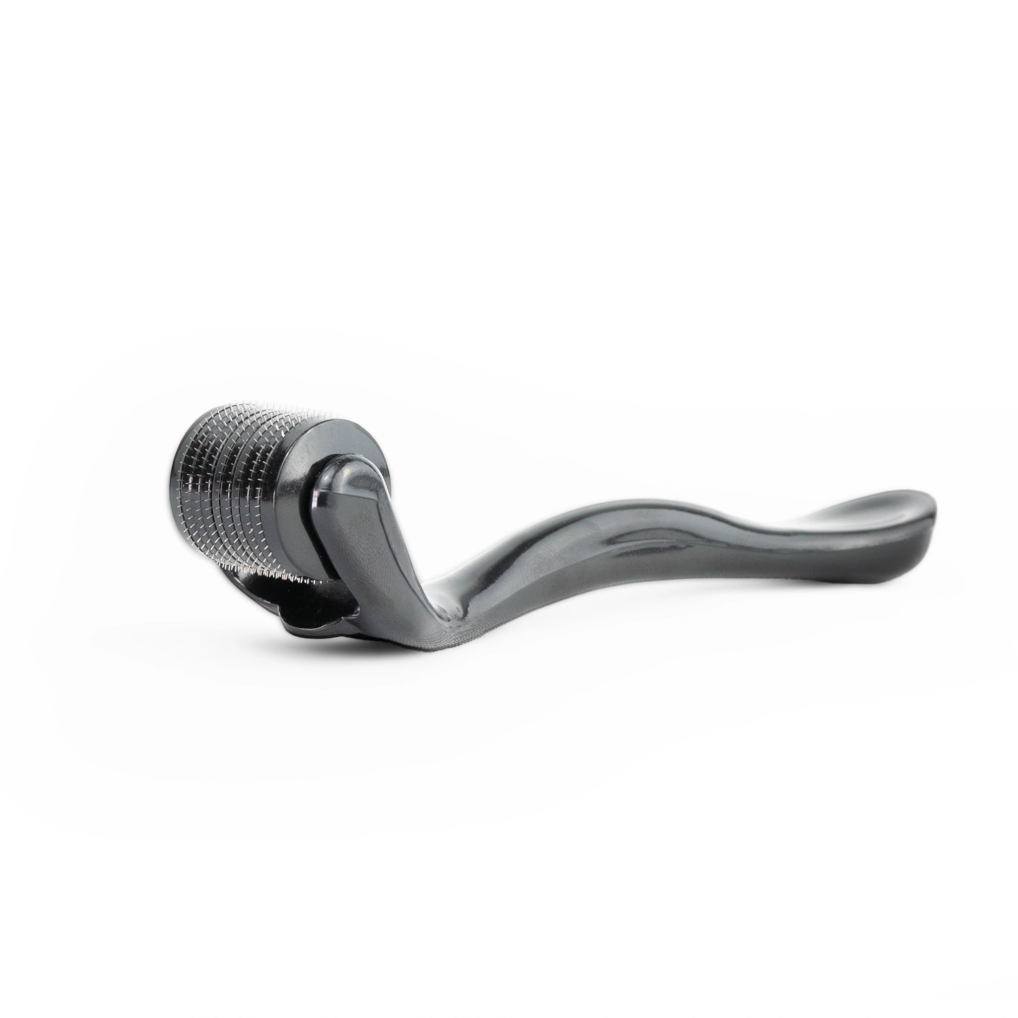 FR: Appareil de micro-aiguillage WAND de couleur noire, présenté sur un présentoir mettant en valeur la qualité des aiguilles en titane - BEAUX Paris

ENG: WAND microneedling dermal rolling device in black color leaning on display showing quality of titanium needles - BEAUX Paris