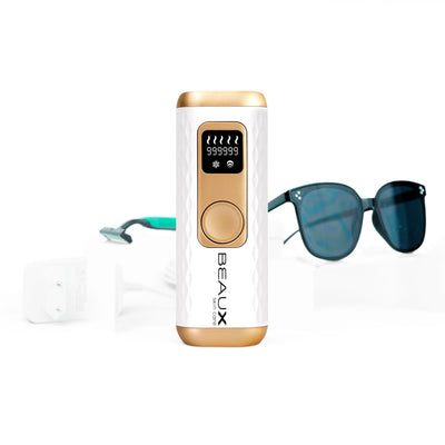 FR: Appareil FLASH IPL blanc sur pied, présenté avec les lunettes de soleil, le rasoir et le bloc d'alimentation mural fournis - BEAUX Paris

ENG: FLASH IPL device in white standing showing included sunglasses, shaving razor, and wall electric block - BEAUX Paris

