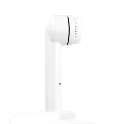 FR: Brosse nettoyante pour le visage NESSIE en plastique ABS blanc, dotée de pulsations soniques et de têtes rotatives blanches ; posée sur son socle, elle met en valeur sa qualité vue de profil - BEAUX Paris

ENG: NESSIE white ABS plastic facial cleansing brush with sonic pulsations and spinning heads in white, standing by itself showing off quality from the side profile - BEAUX Paris