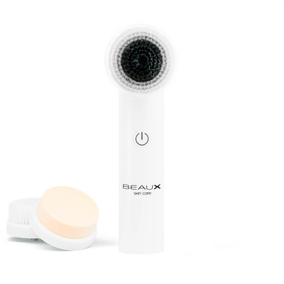 FR: Brosse nettoyante pour le visage NESSIE en plastique ABS blanc, dotée de pulsations soniques et de têtes rotatives blanches ; à l'arrière-plan, on aperçoit une tête démaquillante et une tête de rechange à poils souples.

ENG: NESSIE white ABS plastic facial cleansing brush with sonic pulsations and spinning heads in white, in the background are a makeup removal head and a back up soft bristle head.