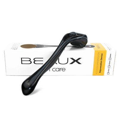 FR: Appareil de micro-aiguillage WAND de couleur blanche, posé sur un carton, illustrant la qualité de l'emballage - BEAUX Paris

ENG: WAND microneedling dermal rolling device in white color leaning on carton box showing quality of package - BEAUX Paris