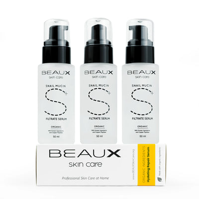 FR: Trois flacons en verre de sérum au filtrat de mucine d'escargot SNAIL+ posés sur leur boîte d'origine, elle-même couchée à l'horizontale sur la table. - BEAUX Paris

ENG: Three glass bottles of SNAIL+ mucin filtrate serum standing on the original carton box laying horizontally on table. - BEAUX Paris