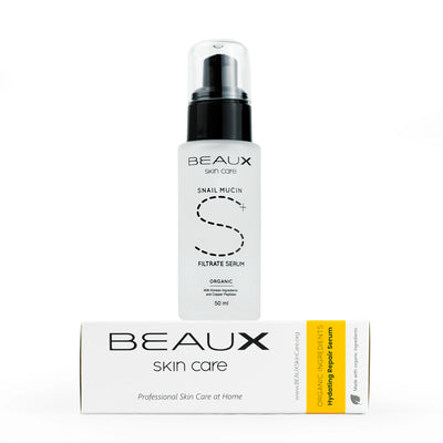 FR: Un flacon en verre contenant le sérum au filtrat de mucine SNAIL+, posé sur son emballage d'origine, lui-même posé à l'horizontale sur une table. - BEAUX Paris

ENG: A single glass bottle of SNAIL+ mucin filtrate serum standing on the original carton box laying horizontally on table. - BEAUX Paris