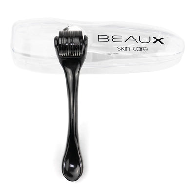 FR: Appareil de micro-aiguillage WAND de couleur blanche, posé sur un étui de protection en plastique qui témoigne de la qualité de l'appareil - BEAUX Paris

ENG: WAND microneedling dermal rolling device in white color leaning on protecting plastic case showing quality of device - BEAUX Paris