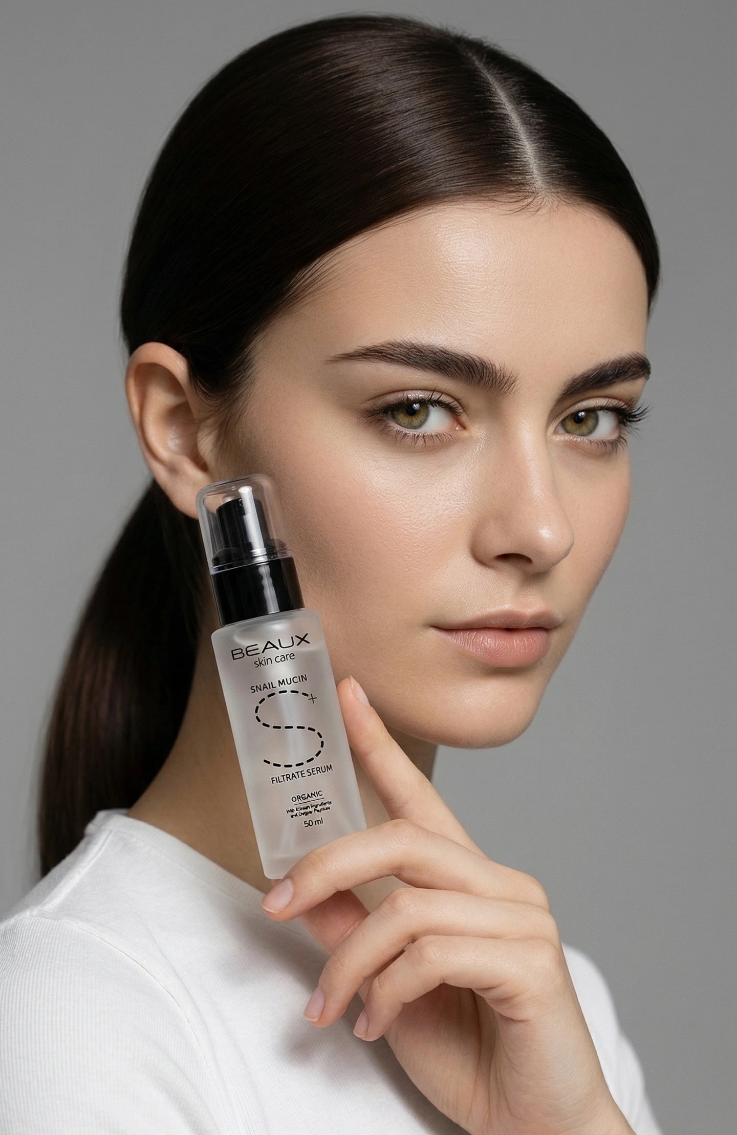 FR: BEAUX Paris SNAIL+ — sérum bave d'escargot mucine, femme tenant le flacon, peau lumineuse
ENG: BEAUX Paris SNAIL+ — snail mucin serum, woman holding bottle, glowing skin